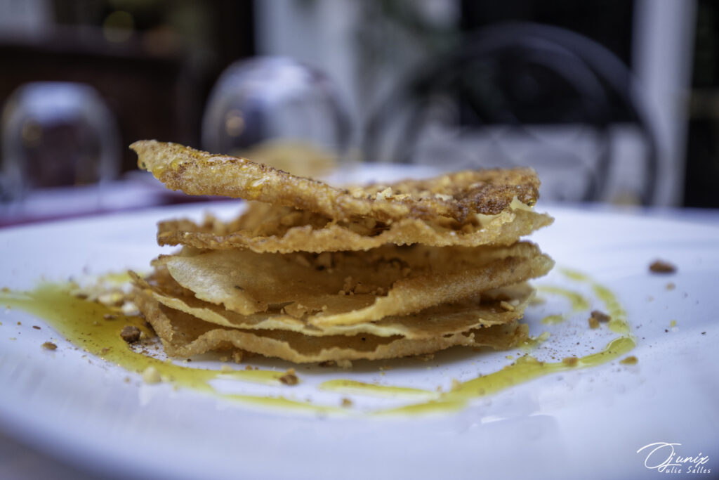 La pastilla au lait est un dessert marocain sous forme de millefeuille avec une crème à l'eau de fleur d'oranger.