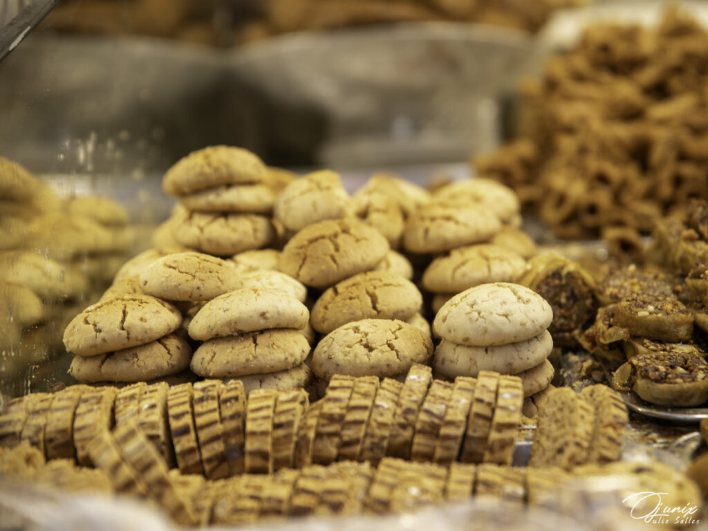 Une sélection de pâtisseries marocaines: Cornes de Gazelle, Chbakia, sablés aux dattes... à consommer avec un thé à la menthe.