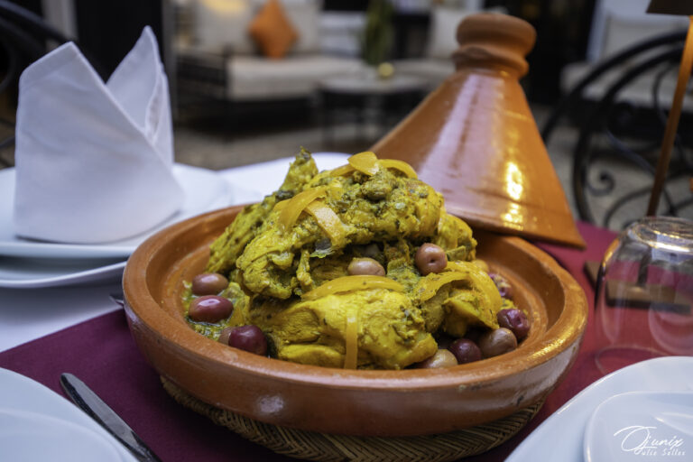 Manger un Tajine poulet citrons confits Tu dois essayer:

Zaalouk : un mélange d'aubergines et de tomates
Taktouka : un mélange de tomates, poivrons verts fumés, ail et épices
 Marrakech