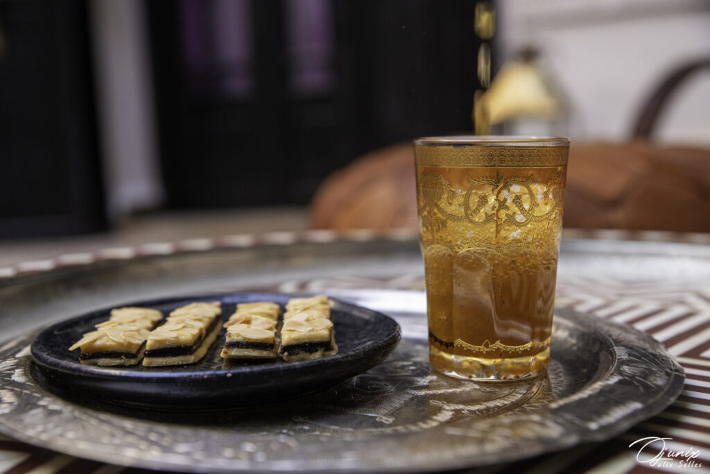 La boisson la plus populaire au Maroc est le thé à la menthe appelé localement atay.